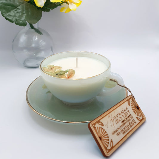 Bougie parfumée Monoï 100g – Tasse Arcopal vintage avec soucoupe – Bougie artisanale en cire de soja végétale - 1