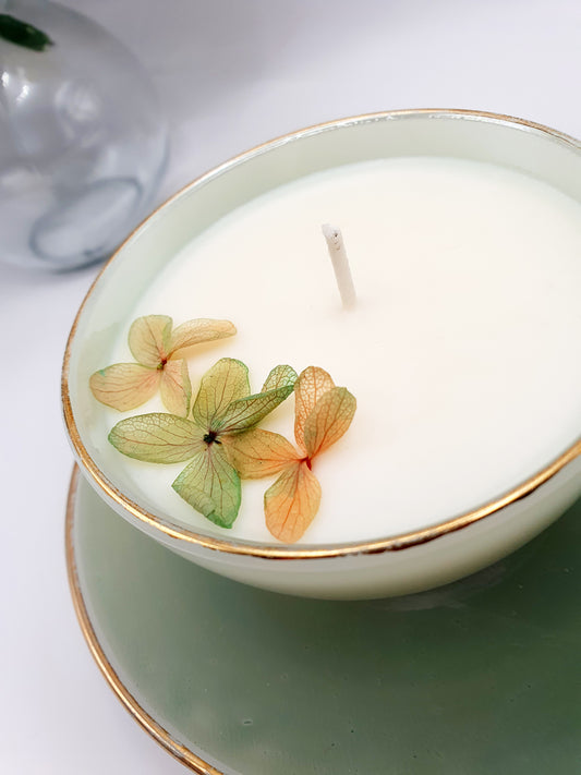 Bougie parfumée Monoï 100g – Tasse Arcopal vintage avec soucoupe – Bougie artisanale en cire de soja végétale - 1