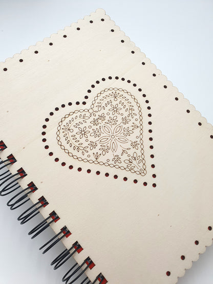 Carnet à spirale en bois A5 – "Hartzala" Motif cœur fleuri traditionnel alsacien – Cahier artisanal décoratif rechargeable