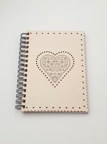 Carnet à spirale en bois A5 – "Hartzala" Motif cœur fleuri traditionnel alsacien – Cahier artisanal décoratif rechargeable