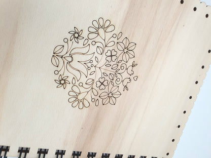 Carnet à spirale en bois A5 – "Hartzala" Motif cœur fleuri traditionnel alsacien – Cahier artisanal décoratif rechargeable