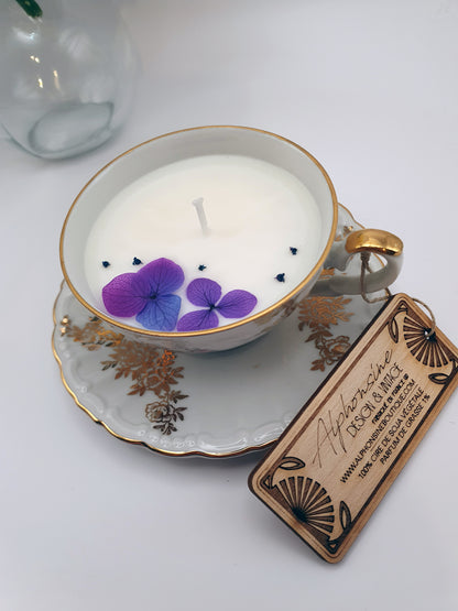 Bougie parfumée Éclat de noisette dans tasse vintage XVIIIᵉ siècle dorée – Cire végétale – Cadeau gourmand et élégant
