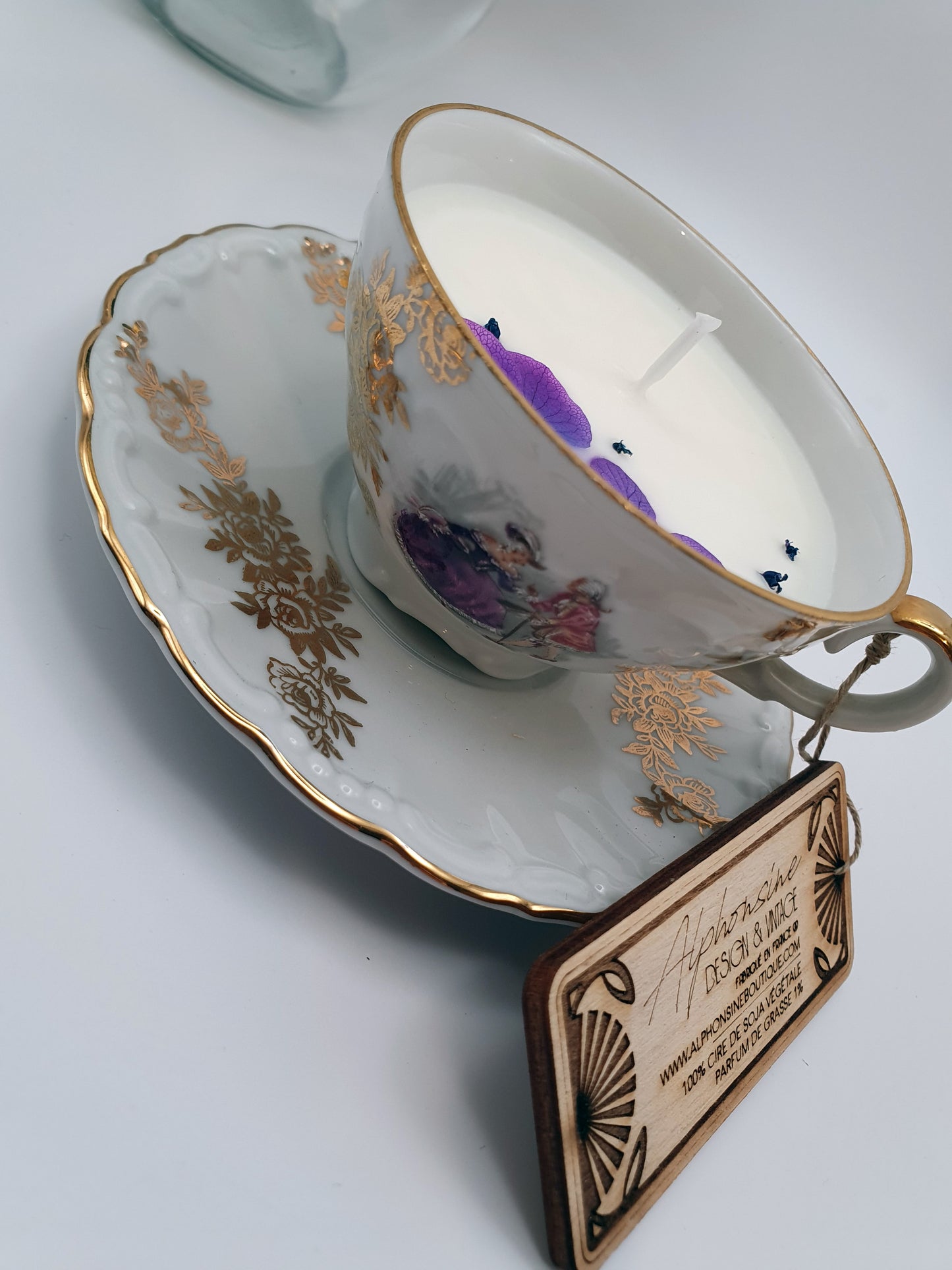 Bougie parfumée Éclat de noisette dans tasse vintage XVIIIᵉ siècle dorée – Cire végétale – Cadeau gourmand et élégant