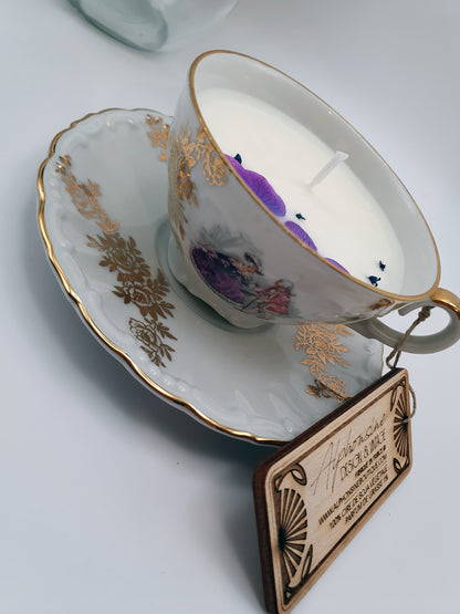 Bougie parfumée Éclat de noisette dans tasse vintage XVIIIᵉ siècle dorée – Cire végétale – Cadeau gourmand et élégant