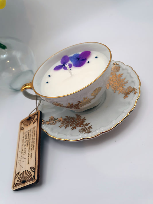 Bougie parfumée Éclat de noisette dans tasse vintage XVIIIᵉ siècle dorée – Cire végétale – Cadeau gourmand et élégant