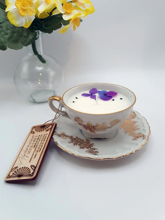 Bougie parfumée Éclat de noisette dans tasse vintage XVIIIᵉ siècle dorée – Cire végétale – Cadeau gourmand et élégant