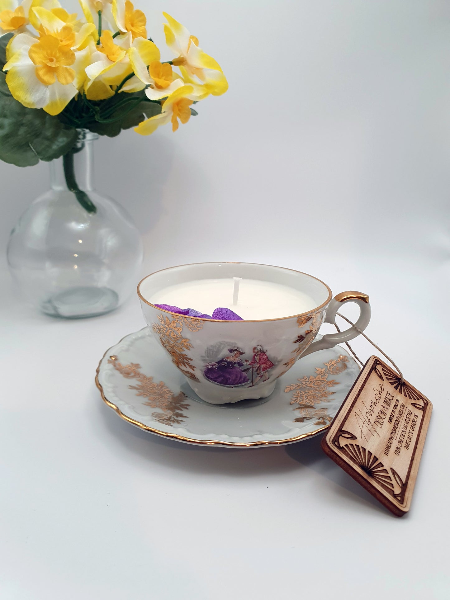 Bougie parfumée Éclat de noisette dans tasse vintage XVIIIᵉ siècle dorée – Cire végétale – Cadeau gourmand et élégant