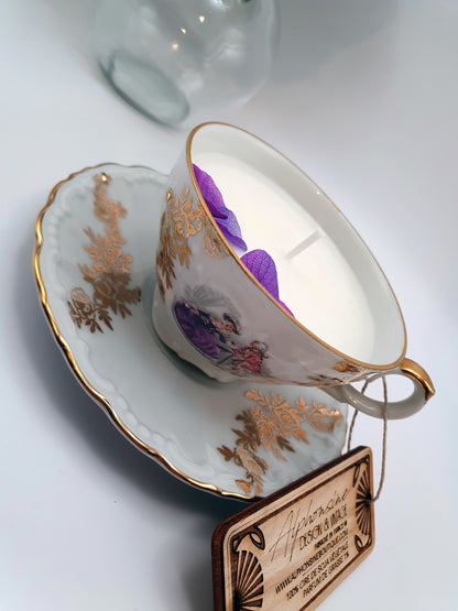 Bougie parfumée Éclat de noisette dans tasse vintage XVIIIᵉ siècle dorée – Cire végétale – Cadeau gourmand et élégant