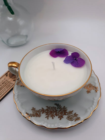 Bougie parfumée Éclat de noisette dans tasse vintage XVIIIᵉ siècle dorée – Cire végétale – Cadeau gourmand et élégant