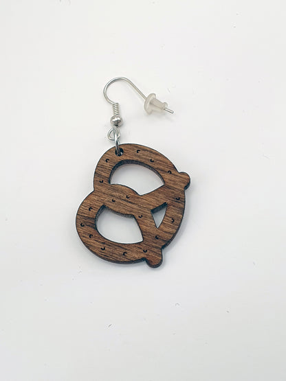 Boucles d’oreilles Bretzel en bois sans nickel – Bijou artisanal alsacien léger – Cadeau original fait main en Alsace