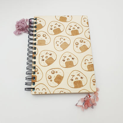 Carnet A5 Onigiri kawaii – Rechargeable - couverture bois gravée au laser -carnet japonais migno - pages blanches ou lignées - idée cadeau artisanale