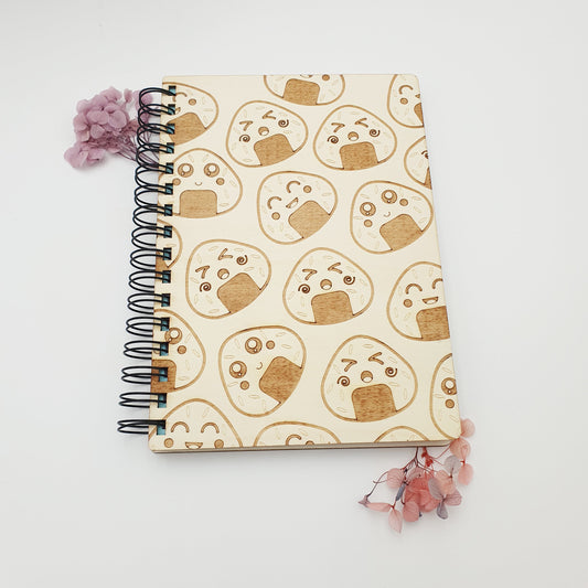 Carnet A5 Onigiri kawaii – Rechargeable - couverture bois gravée au laser -carnet japonais migno - pages blanches ou lignées - idée cadeau artisanale