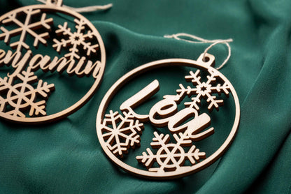 Personalized wooden Christmas bauble – First name and snowflake – Baby’s first Christmas birth gift – Family tree decoration with animal names