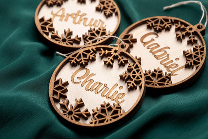 Personalized wooden Christmas bauble – First name and snowflake – Baby's first Christmas tree decoration – Family birth gift – Unique