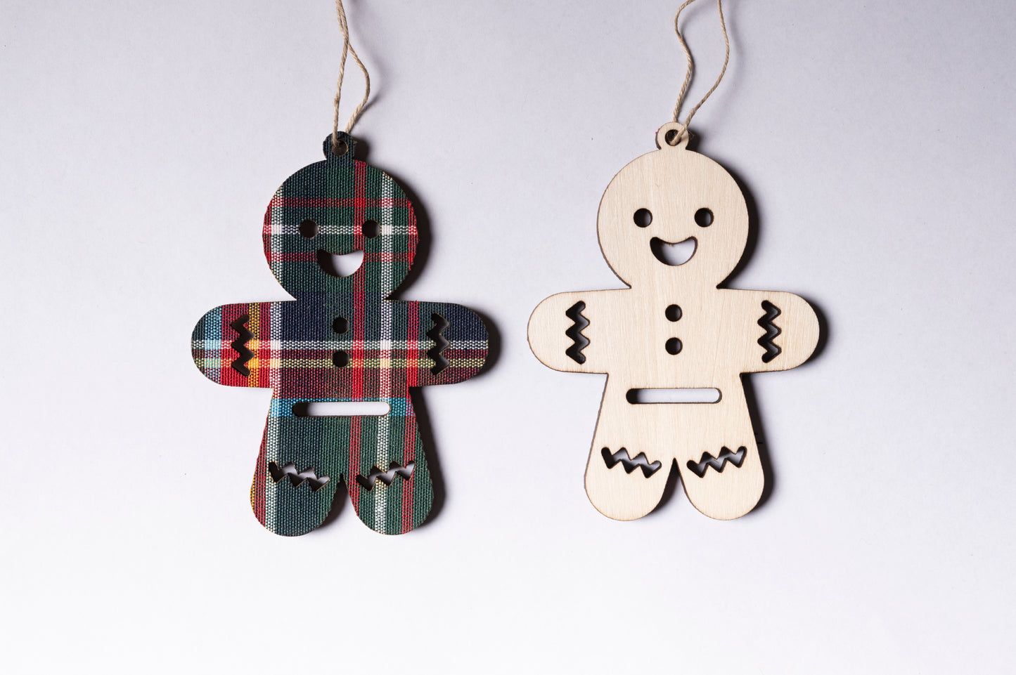 1 pièce - Suspension de Noël Gingerbread en bois et tissu tartan écossais – 10x7,3 cm