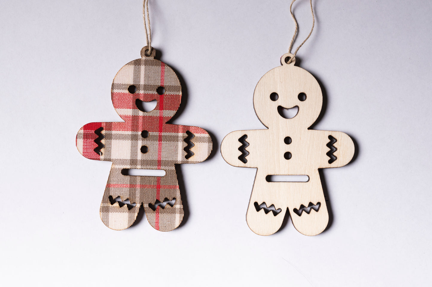 1 pièce - Suspension de Noël bonhomme pain d’épices "Mannala" – Bois et tissu kelsch alsacien