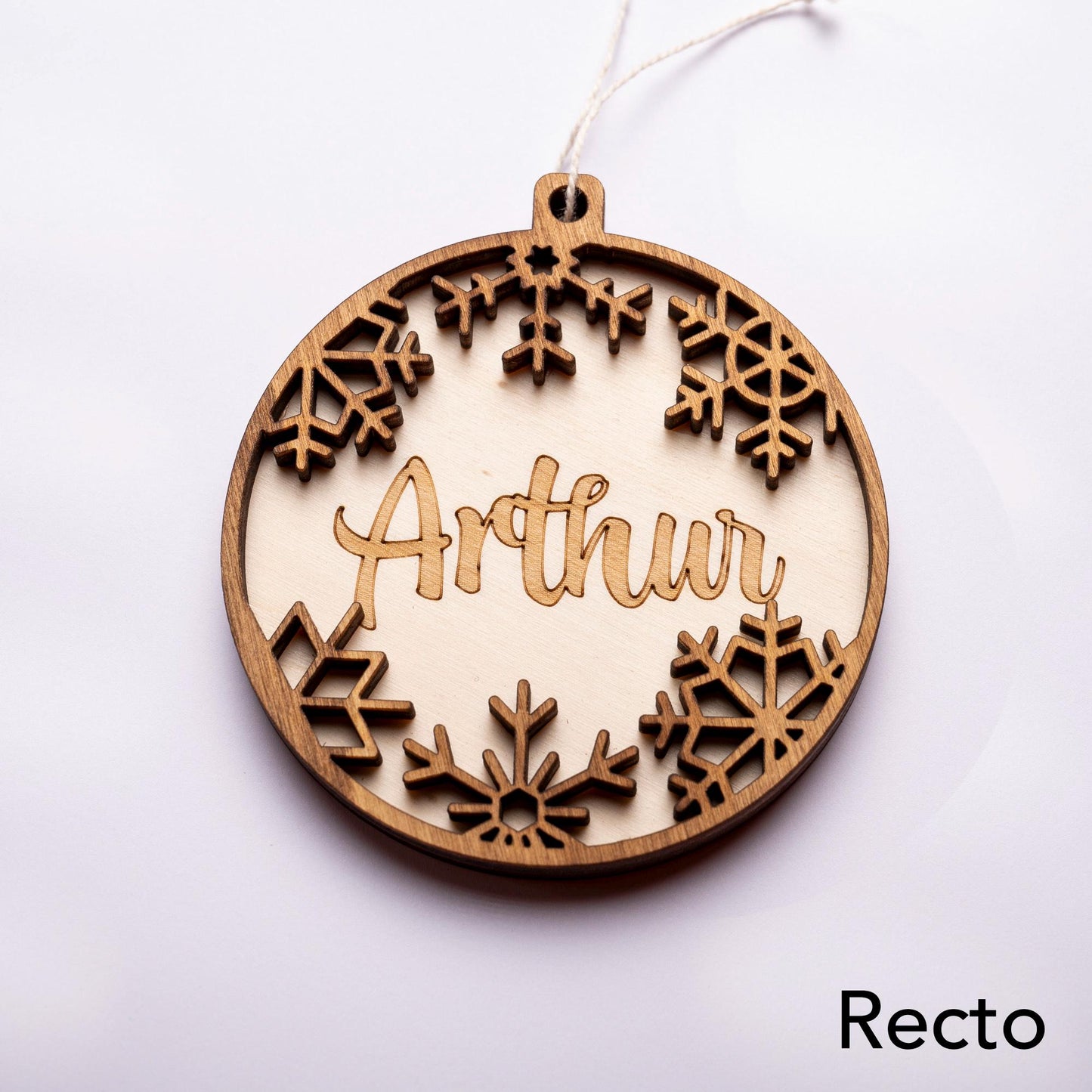 Personalized wooden Christmas bauble – First name and snowflake – Baby's first Christmas tree decoration – Family birth gift – Unique
