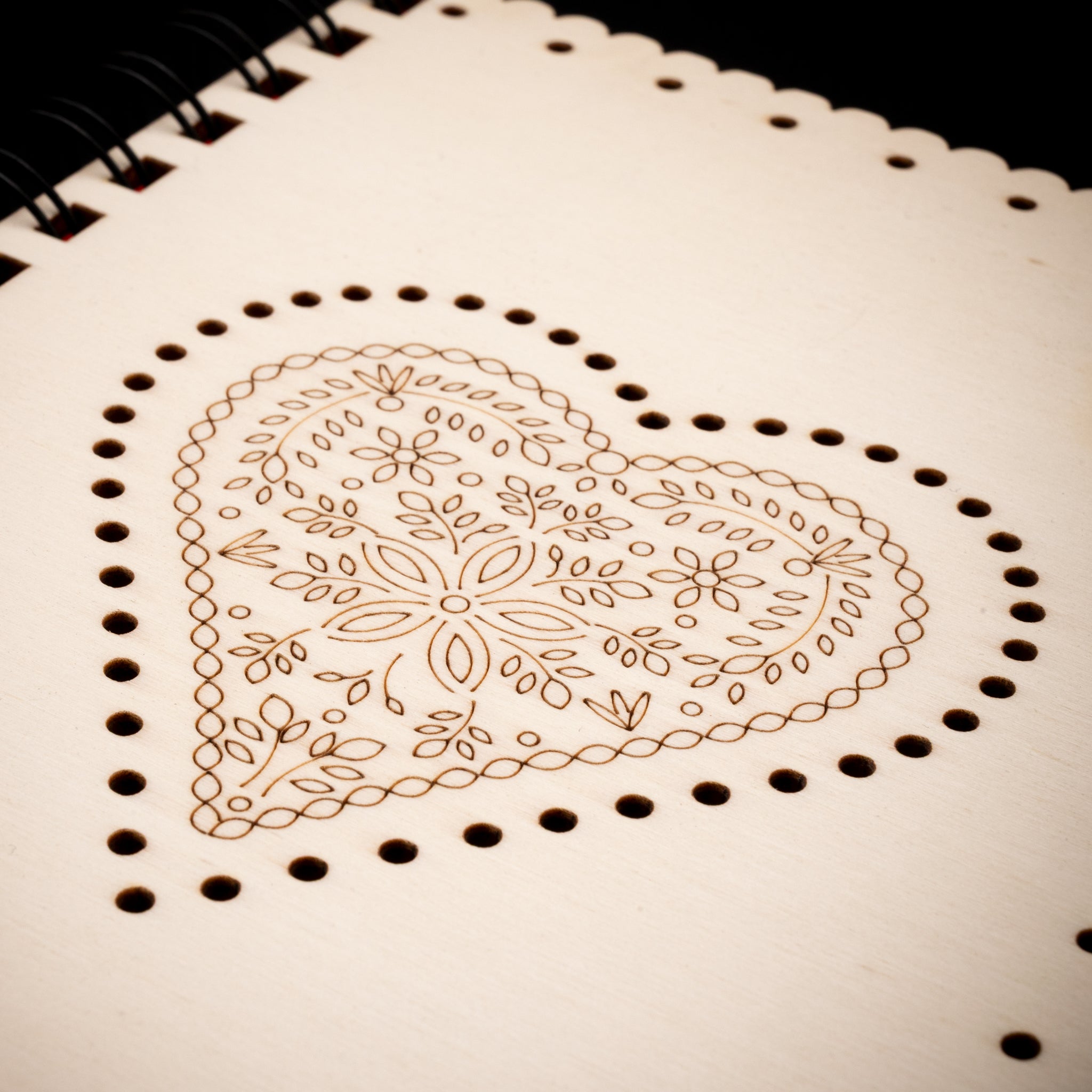 carnet artisanal bois motif coeur alsacien