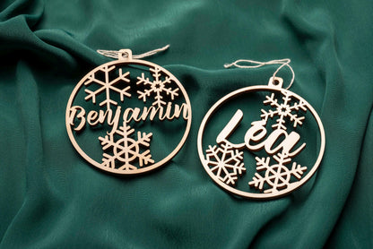 Personalized wooden Christmas bauble – First name and snowflake – Baby’s first Christmas birth gift – Family tree decoration with animal names