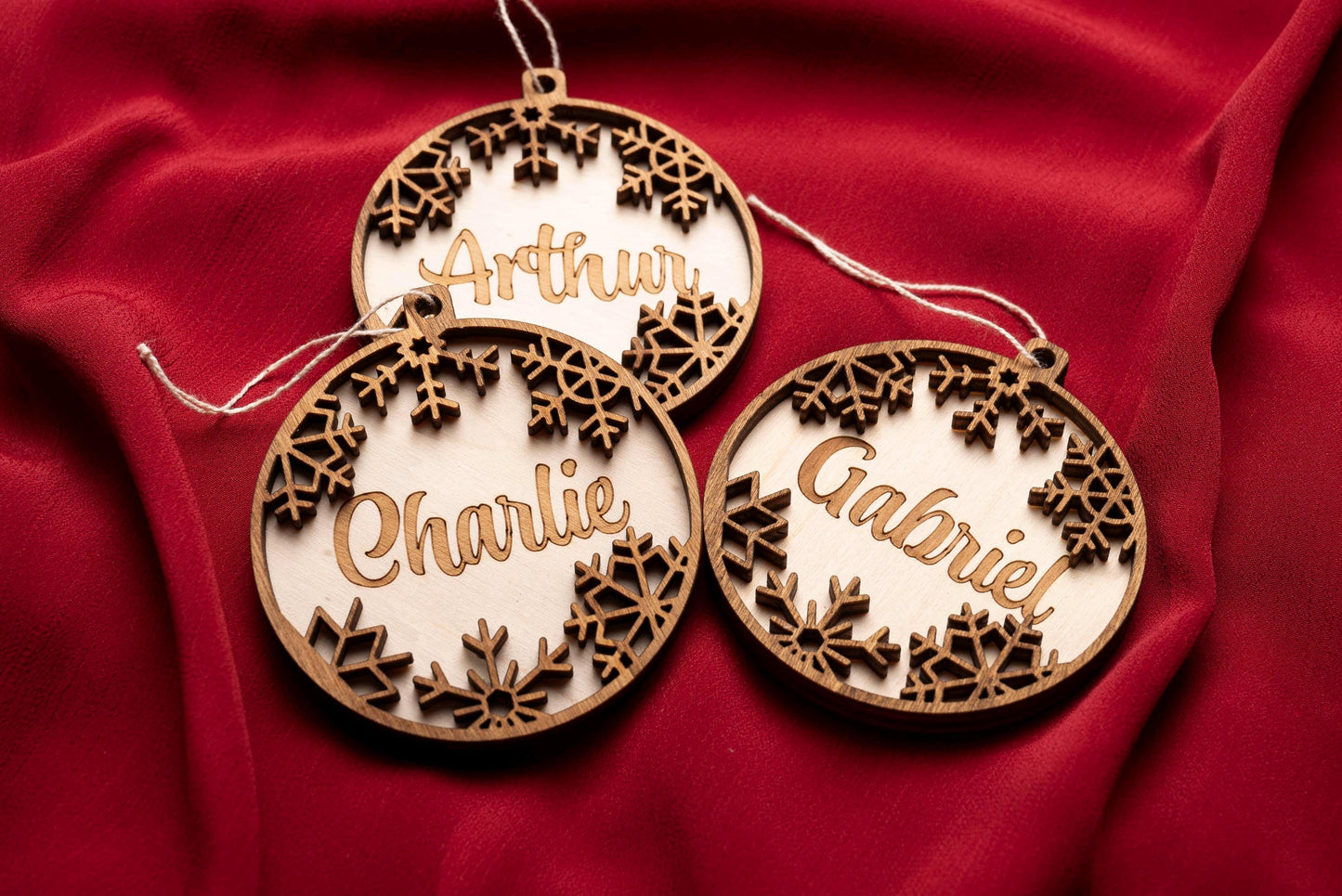 Personalized wooden Christmas bauble – First name and snowflake – Baby's first Christmas tree decoration – Family birth gift – Unique