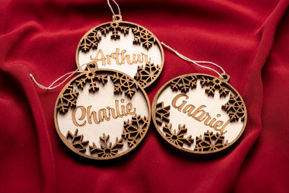 Personalized wooden Christmas bauble – First name and snowflake – Baby's first Christmas tree decoration – Family birth gift – Unique