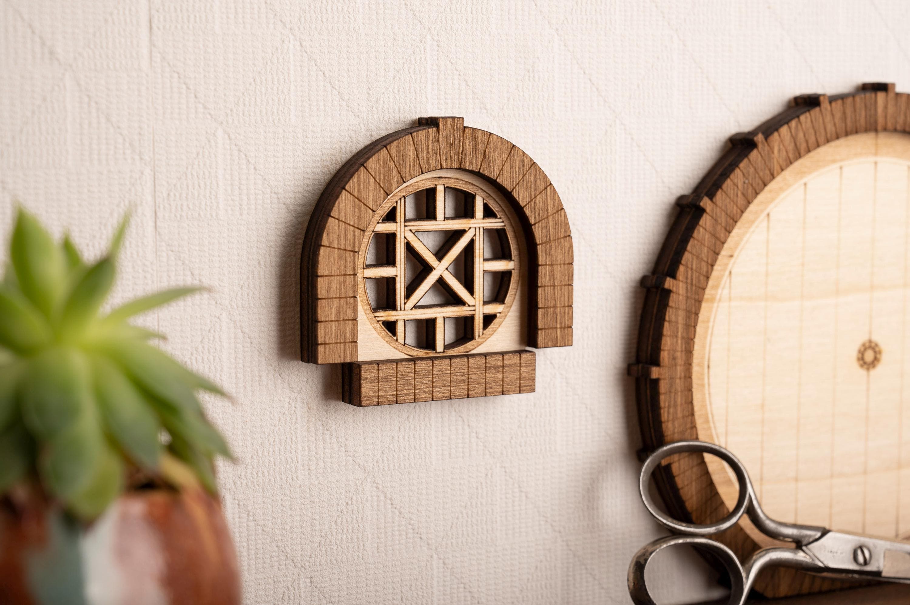 Miniature fenêtre Hobbit bois découpé