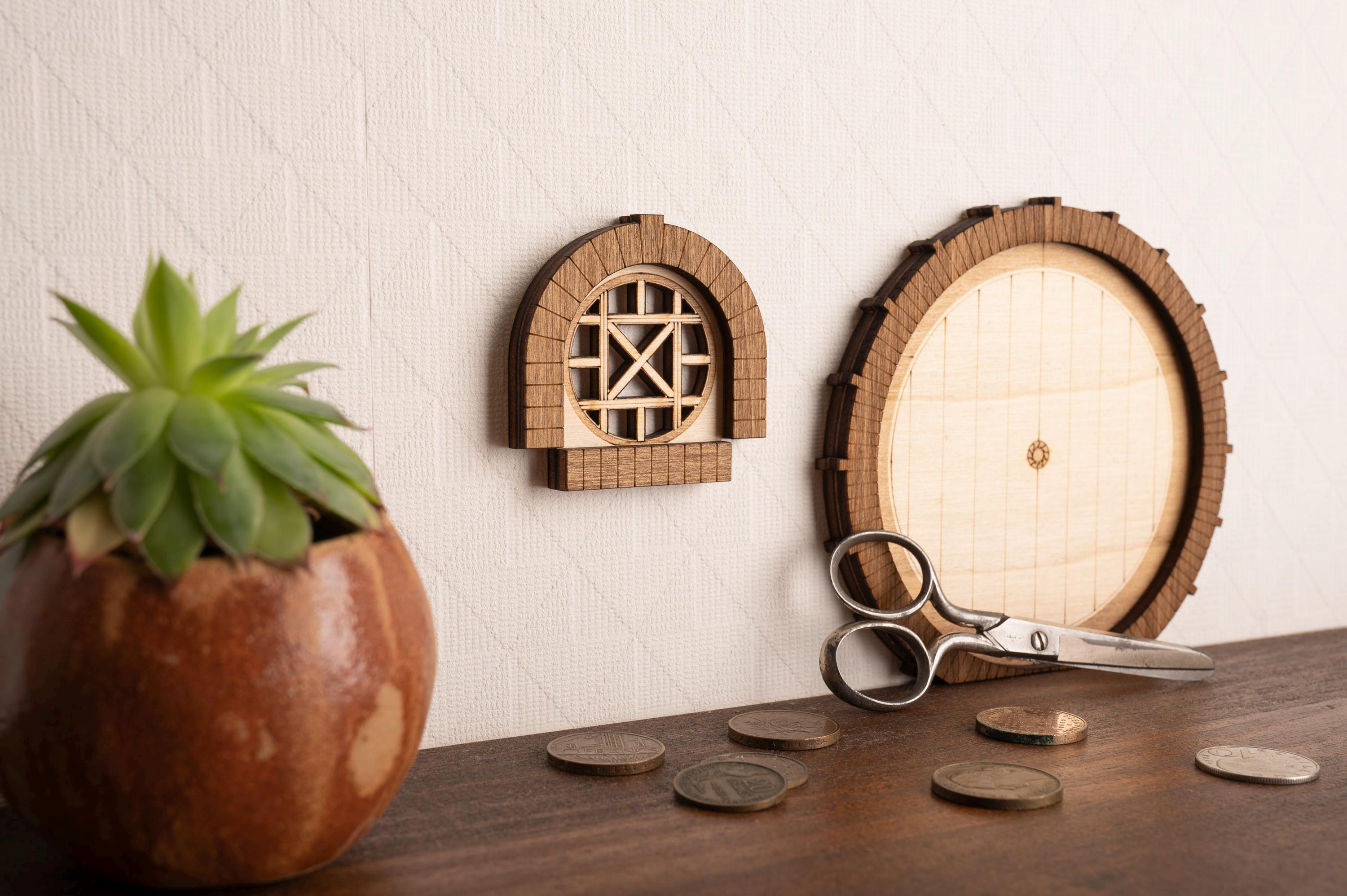 Mise en situation porte fenêtre hobbit miniature bois gravé