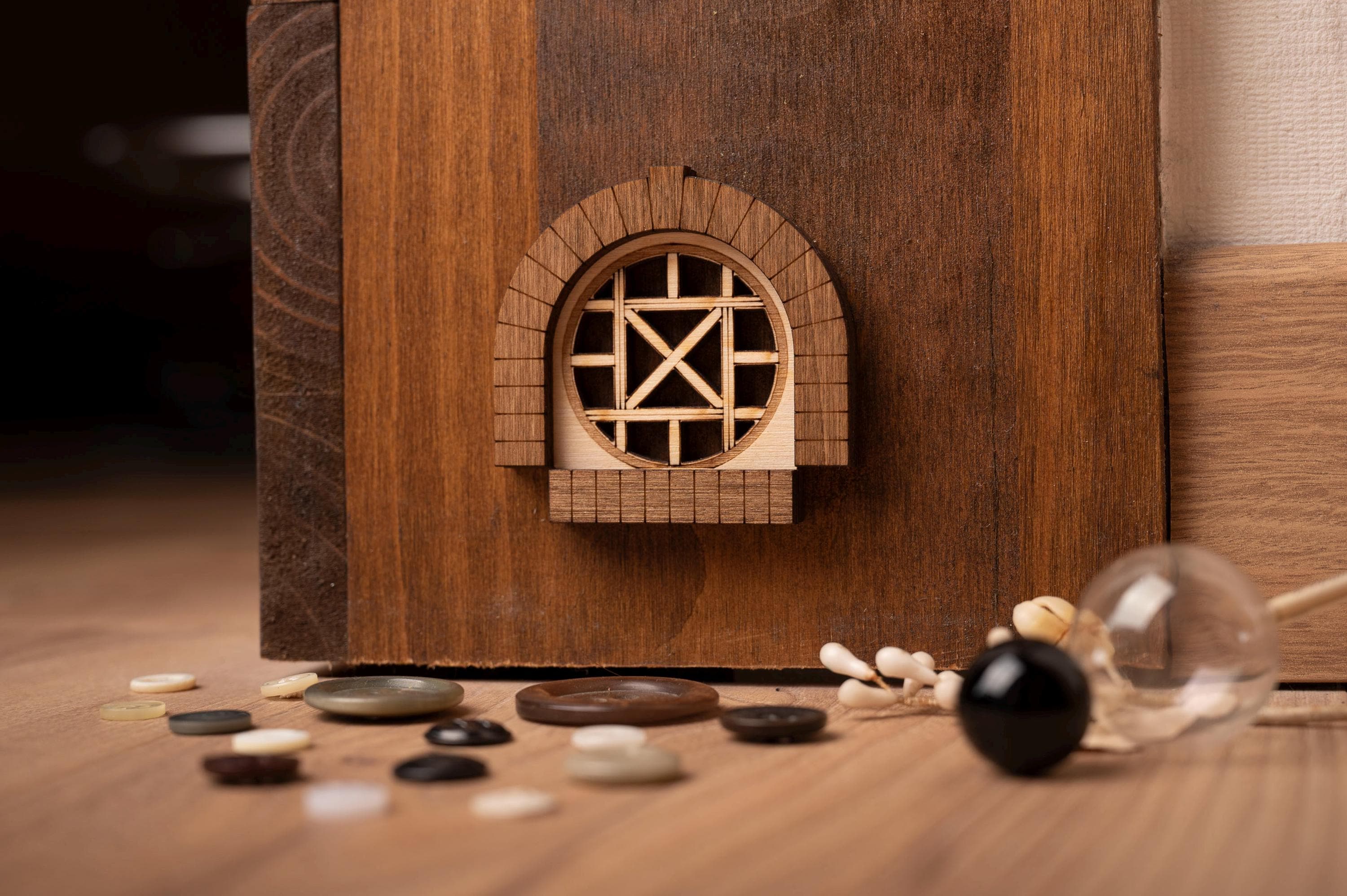 Fenêtre miniature bois hobbit découpée
