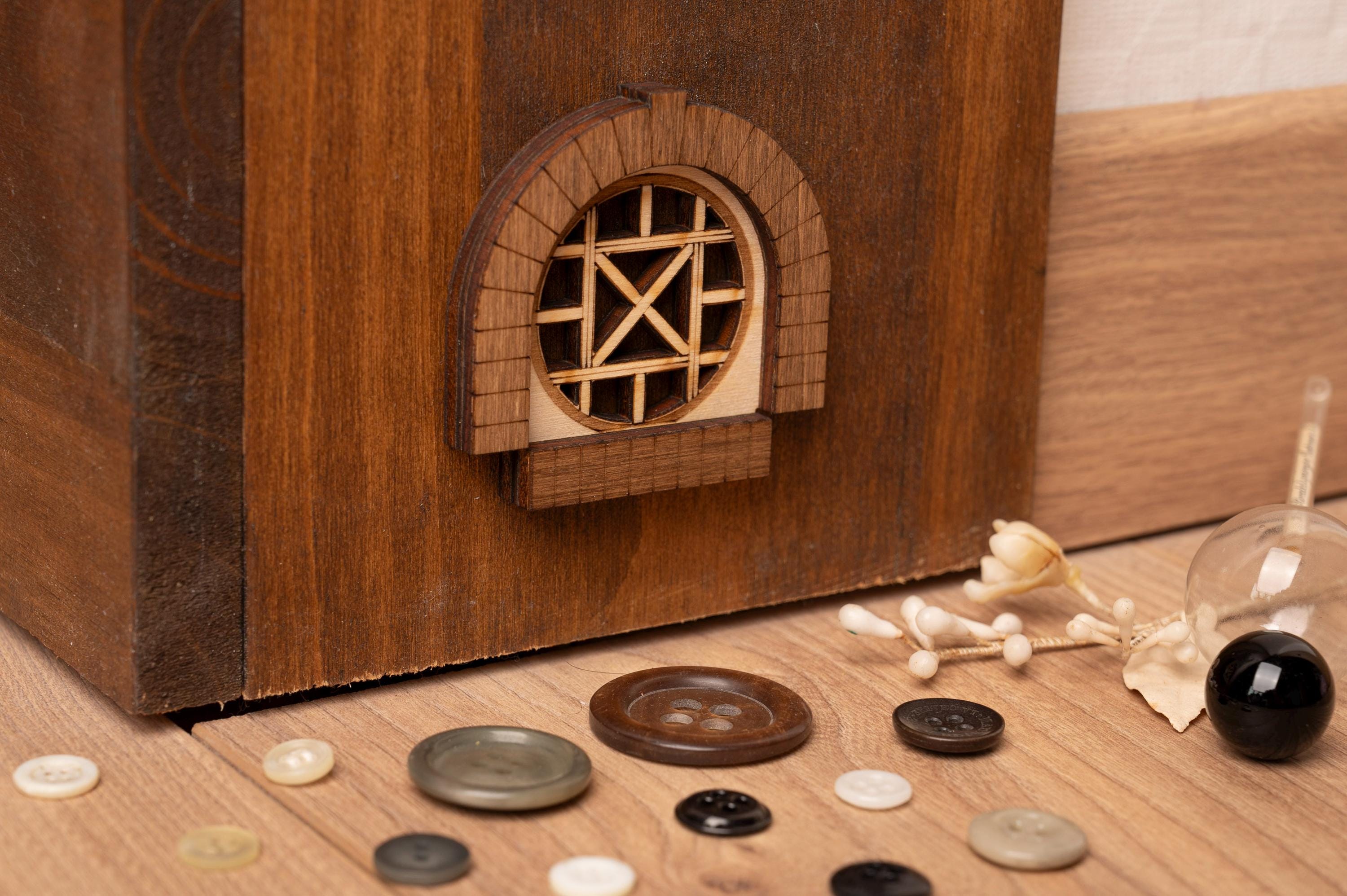 miniature fenêtre hobbit bois gravé