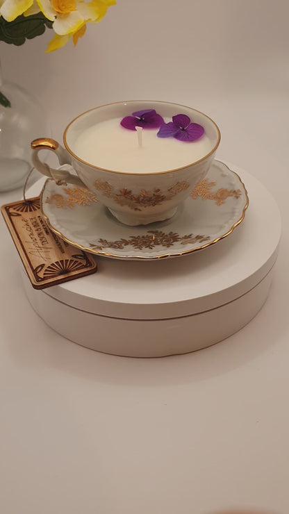Bougie parfumée Éclat de noisette dans tasse vintage XVIIIᵉ siècle dorée – Cire végétale – Cadeau gourmand et élégant