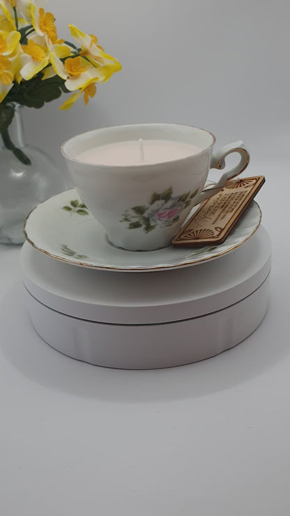 Bougie parfumée Fruits des bois dans tasse vintage à roses dorée – Cire végétale – Cadeau élégant et gourmand