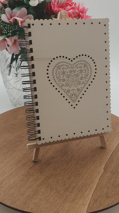 Carnet à spirale en bois A5 – "Hartzala" Motif cœur fleuri traditionnel alsacien – Cahier artisanal décoratif rechargeable