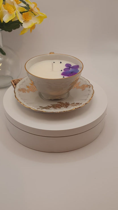 Bougie parfumée Éclat de noisette dans tasse vintage XVIIIᵉ siècle dorée – Cire végétale – Cadeau gourmand et élégant