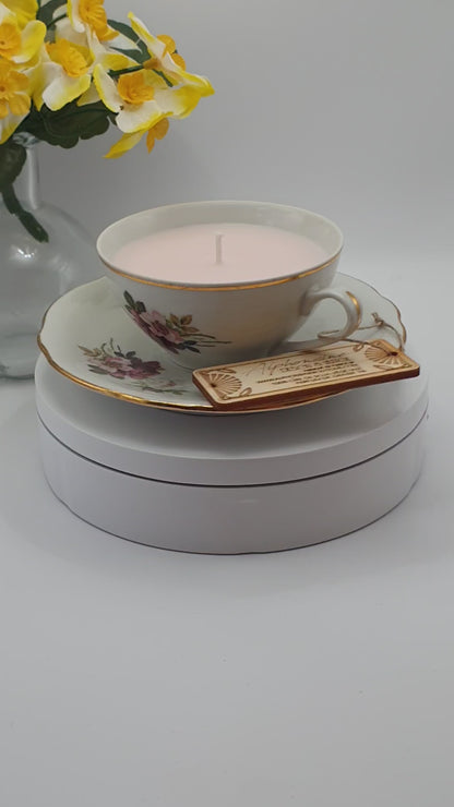 Bougie parfumée Fruits des bois dans tasse vintage fleurie dorée – Cire végétale – Cadeau élégant et gourmand