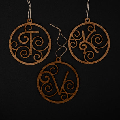 Boule de Noël personnalisée en bois – Initiale à suspendre au sapin